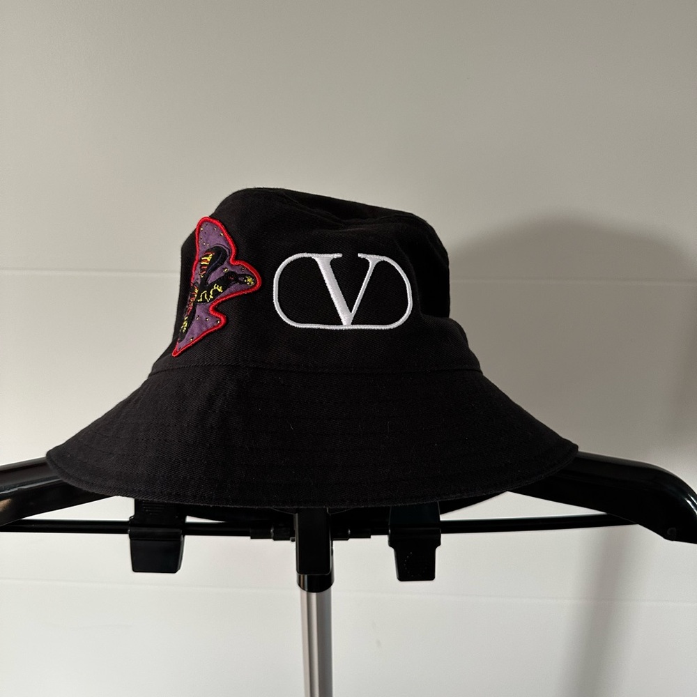 Valentino Garavani Black Bucket Hat with White Logo & Patch - Picture 7 of 7